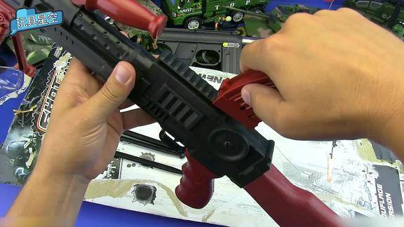 2025新澳门正版新澳免费资本和旧玩具枪射出真子弹与